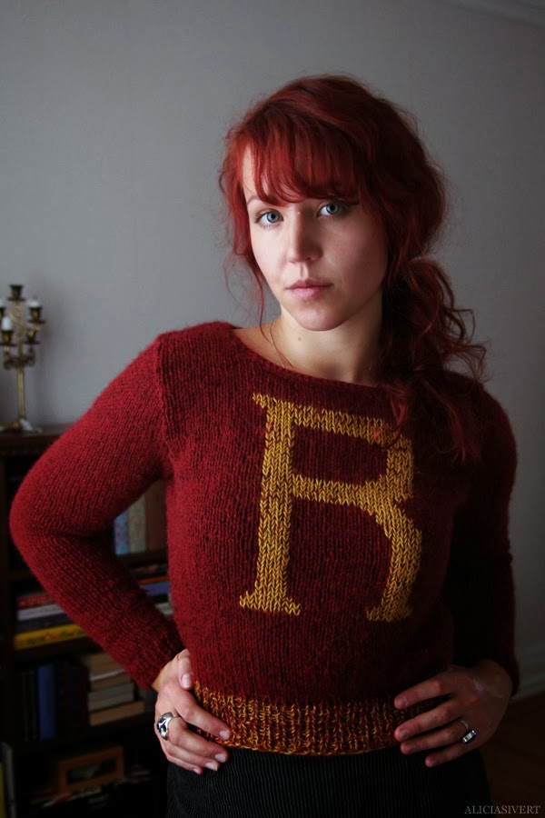 aliciasivert, alicia sivert, alicia sivertsson, knitting, knit, yarn, handicraft, craft, handcraft, red, maroon, weasley sweater, harry potter, weasleytröja, tröja, stickning, sticka, handarbete, hantverk, garn, stickor, redhead, red hair, skull ring, dödskallering, rödhårig, ginger, trollstav, wand, alster, gryffindor scarf, gryffindorhalsduk, halsduk, elevhem