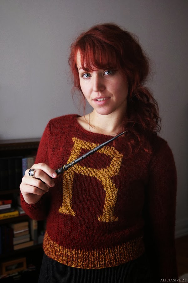 aliciasivert, alicia sivert, alicia sivertsson, knitting, knit, yarn, handicraft, craft, handcraft, red, maroon, weasley sweater, harry potter, weasleytröja, tröja, stickning, sticka, handarbete, hantverk, garn, stickor, redhead, red hair, skull ring, dödskallering, rödhårig, ginger, trollstav, wand, alster, gryffindor scarf, gryffindorhalsduk, halsduk, elevhem