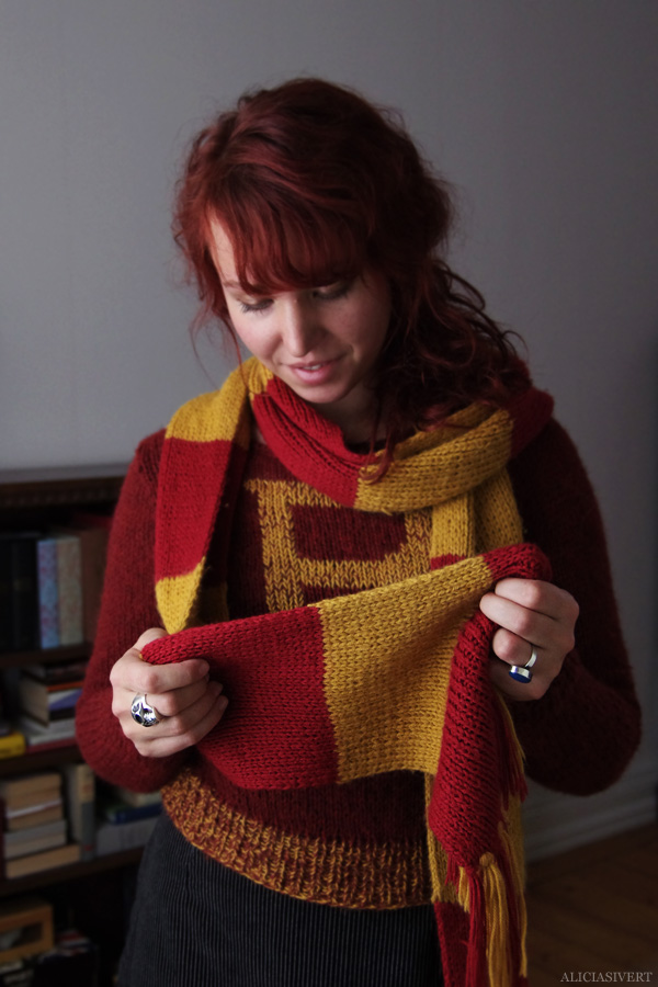 aliciasivert, alicia sivert, alicia sivertsson, knitting, knit, yarn, handicraft, craft, handcraft, red, maroon, weasley sweater, harry potter, weasleytröja, tröja, stickning, sticka, handarbete, hantverk, garn, stickor, redhead, red hair, skull ring, dödskallering, rödhårig, ginger, trollstav, wand, alster, gryffindor scarf, gryffindorhalsduk, halsduk, elevhem