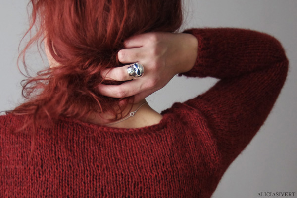 aliciasivert, alicia sivertsson, knitting, knit, yarn, handicraft, craft, handcraft, red, maroon, weasley sweater, harry potter, weasleytröja, tröja, stickning, sticka, handarbete, hantverk, garn, stickor, redhead, red hair, skull ring, dödskallering, rödhårig, ginger