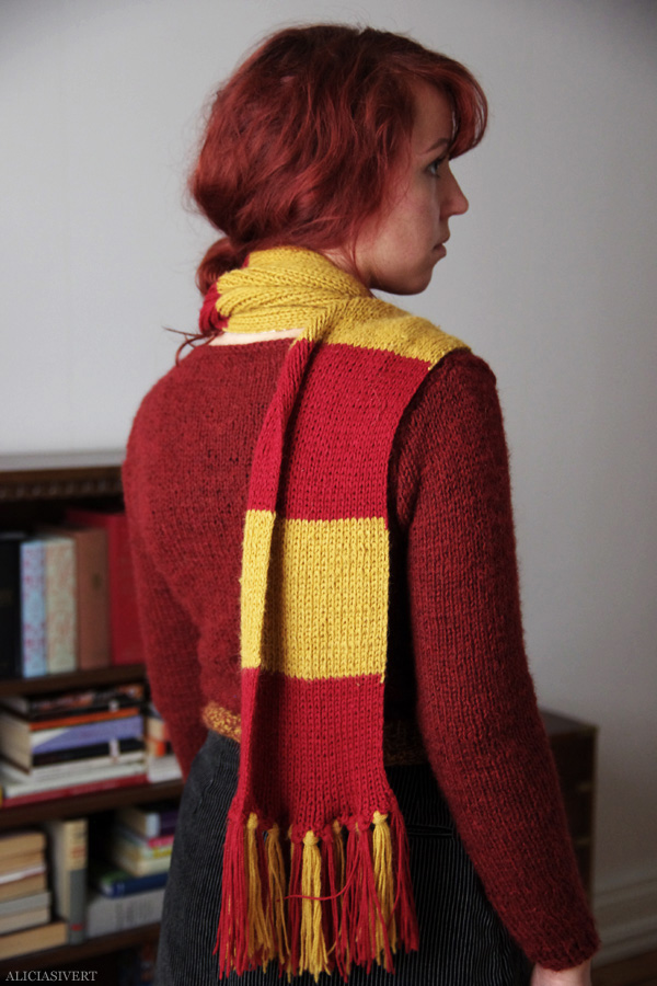 aliciasivert, alicia sivert, alicia sivertsson, knitting, knit, yarn, handicraft, craft, handcraft, red, maroon, weasley sweater, harry potter, weasleytröja, tröja, stickning, sticka, handarbete, hantverk, garn, stickor, redhead, red hair, skull ring, dödskallering, rödhårig, ginger, trollstav, wand, alster, gryffindor scarf, gryffindorhalsduk, halsduk, elevhem