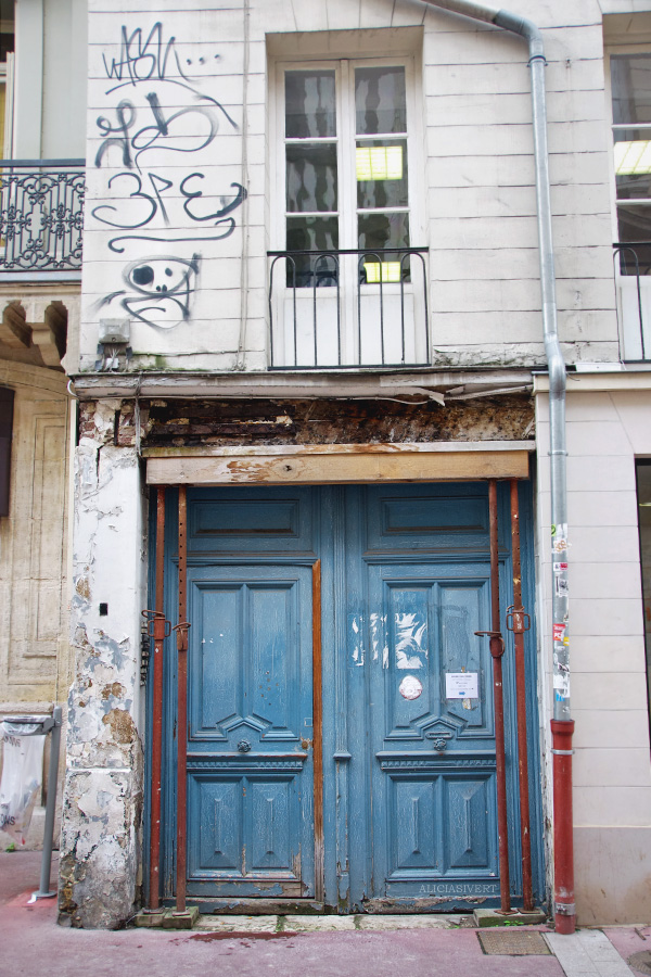 aliciasivert, alicia sivertsson, rouen, france, door, blue, rust, turquoise, tag, decay, entrance, entré, dörr, port, frankrike, rost, turkos, blå, ljusblå, sönderfall, klotter, nedgånget, trasigt, fasad