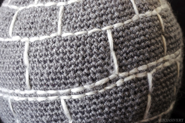 aliciasivert, alicia sivertsson, alicia sivert, virkad dödsstjärna, dödsstjärnan, virka, virkning, textil, kudde, kuddar, textile, cushion, pillow, crochet, crocheted deathstar, the death star, spaceship, space ship, star wars, rymdskepp, broderi, embroidery, needlework, nerd, home,