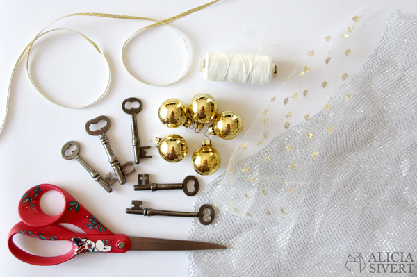 DIY the Golden Snitch and Flitwick's flying keys garland, tutorial by Alicia Sivertsson, 2015. Harry Potter Halloween party idées, hogwarts, key, tulle, organza, lace, do it yourself, magic, skapa, skapande, kreativitet, fest, harry potterfest, den gyllene kvicken, flitwicks flygande nycklar, förtrollat, förtrollad, förtrollade, alicia sivert, aliciasivert, tyll, spets, julgranskula, julgranskulor, julkula, julkulor, christmas ornament, christmas ornaments, spare key, nyckel, nycklar, how to, gör det själv, pictorial