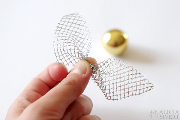 DIY the Golden Snitch and Flitwick's flying keys garland, tutorial by Alicia Sivertsson, 2015. Harry Potter Halloween party idées, hogwarts, key, tulle, organza, lace, do it yourself, magic, skapa, skapande, kreativitet, fest, harry potterfest, den gyllene kvicken, flitwicks flygande nycklar, förtrollat, förtrollad, förtrollade, alicia sivert, aliciasivert, tyll, spets, julgranskula, julgranskulor, julkula, julkulor, christmas ornament, christmas ornaments, spare key, nyckel, nycklar, how to, gör det själv, pictorial