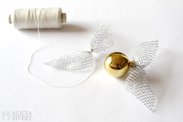 DIY the Golden Snitch and Flitwick's flying keys garland, tutorial by Alicia Sivertsson, 2015. Harry Potter Halloween party idées, hogwarts, key, tulle, organza, lace, do it yourself, magic, skapa, skapande, kreativitet, fest, harry potterfest, den gyllene kvicken, flitwicks flygande nycklar, förtrollat, förtrollad, förtrollade, alicia sivert, aliciasivert, tyll, spets, julgranskula, julgranskulor, julkula, julkulor, christmas ornament, christmas ornaments, spare key, nyckel, nycklar, how to, gör det själv, pictorial