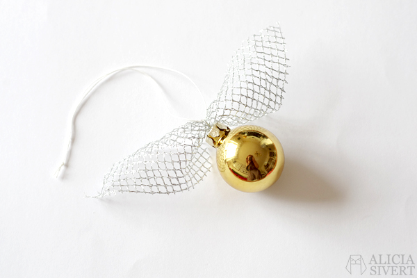 DIY the Golden Snitch and Flitwick's flying keys garland, tutorial by Alicia Sivertsson, 2015. Harry Potter Halloween party idées, hogwarts, key, tulle, organza, lace, do it yourself, magic, skapa, skapande, kreativitet, fest, harry potterfest, den gyllene kvicken, flitwicks flygande nycklar, förtrollat, förtrollad, förtrollade, alicia sivert, aliciasivert, tyll, spets, julgranskula, julgranskulor, julkula, julkulor, christmas ornament, christmas ornaments, spare key, nyckel, nycklar, how to, gör det själv, pictorial