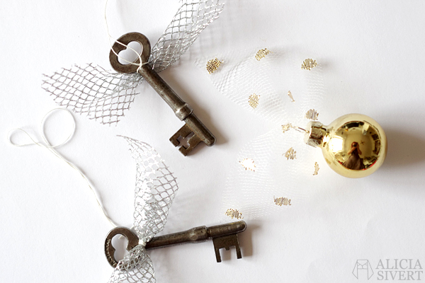 DIY the Golden Snitch and Flitwick's flying keys garland, tutorial by Alicia Sivertsson, 2015. Harry Potter Halloween party idées, hogwarts, key, tulle, organza, lace, do it yourself, magic, skapa, skapande, kreativitet, fest, harry potterfest, den gyllene kvicken, flitwicks flygande nycklar, förtrollat, förtrollad, förtrollade, alicia sivert, aliciasivert, tyll, spets, julgranskula, julgranskulor, julkula, julkulor, christmas ornament, christmas ornaments, spare key, nyckel, nycklar, how to, gör det själv, pictorial