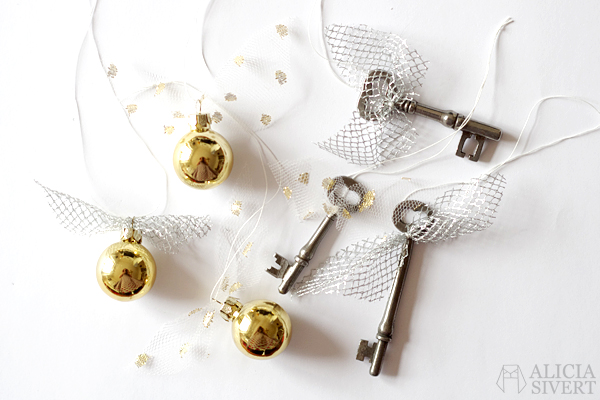 DIY the Golden Snitch and Flitwick's flying keys garland, tutorial by Alicia Sivertsson, 2015. Harry Potter Halloween party idées, hogwarts, key, tulle, organza, lace, do it yourself, magic, skapa, skapande, kreativitet, fest, harry potterfest, den gyllene kvicken, flitwicks flygande nycklar, förtrollat, förtrollad, förtrollade, alicia sivert, aliciasivert, tyll, spets, julgranskula, julgranskulor, julkula, julkulor, christmas ornament, christmas ornaments, spare key, nyckel, nycklar, how to, gör det själv, pictorial