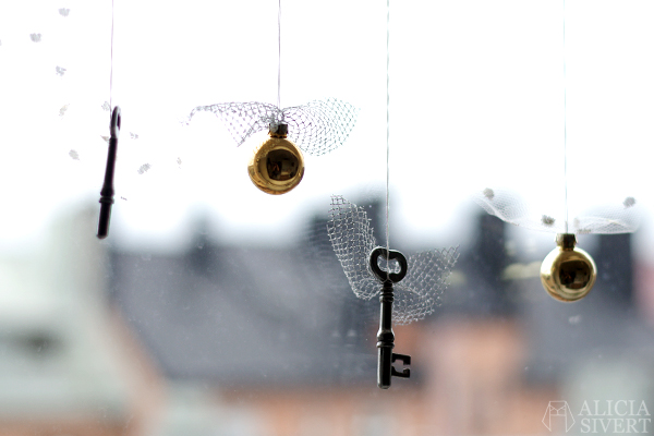 DIY the Golden Snitch and Flitwick's flying keys garland, tutorial by Alicia Sivertsson, 2015. Harry Potter Halloween party idées, hogwarts, key, tulle, organza, lace, do it yourself, magic, skapa, skapande, kreativitet, fest, harry potterfest, den gyllene kvicken, flitwicks flygande nycklar, förtrollat, förtrollad, förtrollade, alicia sivert, aliciasivert, tyll, spets, julgranskula, julgranskulor, julkula, julkulor, christmas ornament, christmas ornaments, spare key, nyckel, nycklar, how to, gör det själv, pictorial