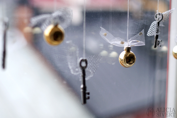 DIY the Golden Snitch and Flitwick's flying keys garland, tutorial by Alicia Sivertsson, 2015. Harry Potter Halloween party idées, hogwarts, key, tulle, organza, lace, do it yourself, magic, skapa, skapande, kreativitet, fest, harry potterfest, den gyllene kvicken, flitwicks flygande nycklar, förtrollat, förtrollad, förtrollade, alicia sivert, aliciasivert, tyll, spets, julgranskula, julgranskulor, julkula, julkulor, christmas ornament, christmas ornaments, spare key, nyckel, nycklar, how to, gör det själv, pictorial