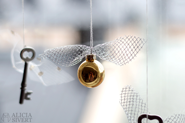 DIY the Golden Snitch and Flitwick's flying keys garland, tutorial by Alicia Sivertsson, 2015. Harry Potter Halloween party idées, hogwarts, key, tulle, organza, lace, do it yourself, magic, skapa, skapande, kreativitet, fest, harry potterfest, den gyllene kvicken, flitwicks flygande nycklar, förtrollat, förtrollad, förtrollade, alicia sivert, aliciasivert, tyll, spets, julgranskula, julgranskulor, julkula, julkulor, christmas ornament, christmas ornaments, spare key, nyckel, nycklar, how to, gör det själv, pictorial