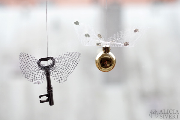 DIY the Golden Snitch and Flitwick's flying keys garland, tutorial by Alicia Sivertsson, 2015. Harry Potter Halloween party idées, hogwarts, key, tulle, organza, lace, do it yourself, magic, skapa, skapande, kreativitet, fest, harry potterfest, den gyllene kvicken, flitwicks flygande nycklar, förtrollat, förtrollad, förtrollade, alicia sivert, aliciasivert, tyll, spets, julgranskula, julgranskulor, julkula, julkulor, christmas ornament, christmas ornaments, spare key, nyckel, nycklar, how to, gör det själv, pictorial