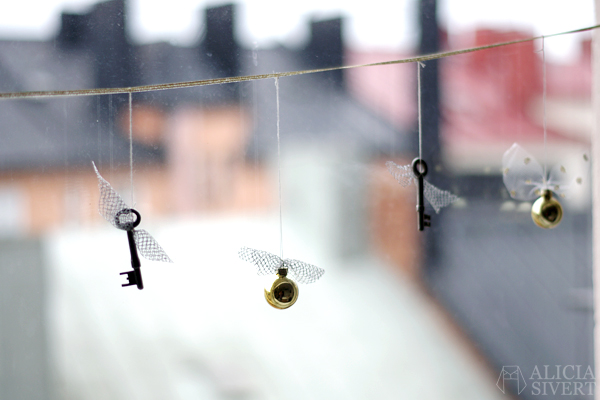 DIY the Golden Snitch and Flitwick's flying keys garland, tutorial by Alicia Sivertsson, 2015. Harry Potter Halloween party idées, hogwarts, key, tulle, organza, lace, do it yourself, magic, skapa, skapande, kreativitet, fest, harry potterfest, den gyllene kvicken, flitwicks flygande nycklar, förtrollat, förtrollad, förtrollade, alicia sivert, aliciasivert, tyll, spets, julgranskula, julgranskulor, julkula, julkulor, christmas ornament, christmas ornaments, spare key, nyckel, nycklar, how to, gör det själv, pictorial