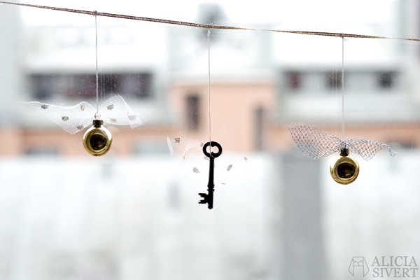 DIY the Golden Snitch and Flitwick's flying keys garland, tutorial by Alicia Sivertsson, 2015. Harry Potter Halloween party idées, hogwarts, key, tulle, organza, lace, do it yourself, magic, skapa, skapande, kreativitet, fest, harry potterfest, den gyllene kvicken, flitwicks flygande nycklar, förtrollat, förtrollad, förtrollade, alicia sivert, aliciasivert, tyll, spets, julgranskula, julgranskulor, julkula, julkulor, christmas ornament, christmas ornaments, spare key, nyckel, nycklar, how to, gör det själv, pictorial