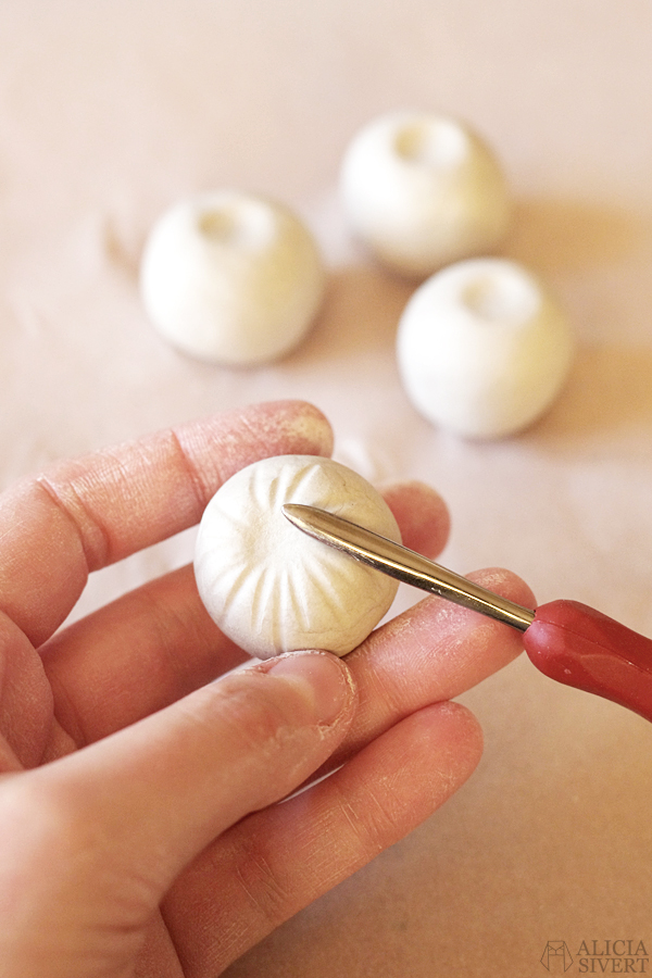 DIY air drying clay miniature pumpkins for Halloween, tutorial by Alicia Sivertsson, 2015. Alicia Sivert, aliciasivert, skapa, skapande, lufttorkande lera, das pronto, kreativitet, pumpa, pumpor, hanging pumpkin, do it yourself, decoration, creativity, create, how to