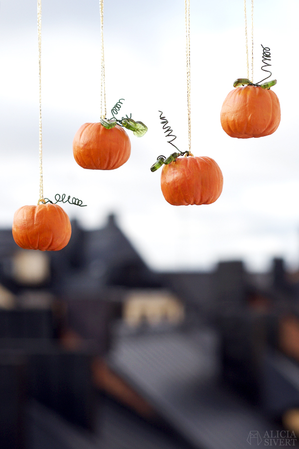 DIY air drying clay miniature pumpkins for Halloween, tutorial by Alicia Sivertsson, 2015. Alicia Sivert, aliciasivert, skapa, skapande, lufttorkande lera, das pronto, kreativitet, pumpa, pumpor, hanging pumpkin, do it yourself, decoration, creativity, create, how to