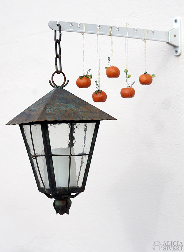 DIY air drying clay miniature pumpkins for Halloween, tutorial by Alicia Sivertsson, 2015. Alicia Sivert, aliciasivert, skapa, skapande, lufttorkande lera, das pronto, kreativitet, pumpa, pumpor, hanging pumpkin, do it yourself, decoration, creativity, create, how to