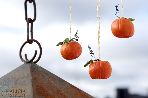 DIY air drying clay miniature pumpkins for Halloween, tutorial by Alicia Sivertsson, 2015. Alicia Sivert, aliciasivert, skapa, skapande, lufttorkande lera, das pronto, kreativitet, pumpa, pumpor, hanging pumpkin, do it yourself, decoration, creativity, create, how to