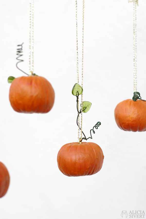 DIY air drying clay miniature pumpkins for Halloween, tutorial by Alicia Sivertsson, 2015. Alicia Sivert, aliciasivert, skapa, skapande, lufttorkande lera, das pronto, kreativitet, pumpa, pumpor, hanging pumpkin, do it yourself, decoration, creativity, create, how to