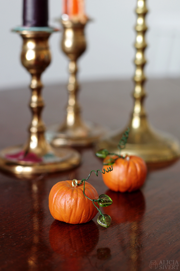 DIY air drying clay miniature pumpkins for Halloween, tutorial by Alicia Sivertsson, 2015. Alicia Sivert, aliciasivert, skapa, skapande, lufttorkande lera, das pronto, kreativitet, pumpa, pumpor, hanging pumpkin, do it yourself, decoration, creativity, create, how to