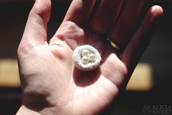 Felted miniature bird's nest by Alicia Sivertsson, 2016. Tovat fågelbo i ull katthår kattull tova nåltova våttova felt fågel fågelbo påsk påskadvent skapa skapande kreativitet create creativity diy