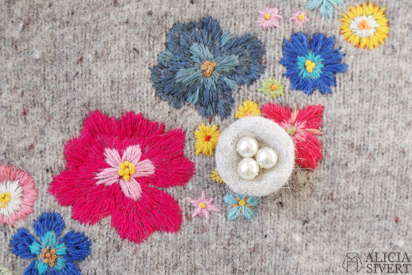 Felted miniature bird's nest by Alicia Sivertsson, 2016. Tovat fågelbo i ull katthår kattull tova nåltova våttova felt fågel fågelbo påsk påskadvent skapa skapande kreativitet create creativity diy