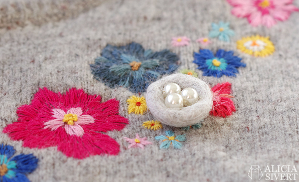 Felted miniature bird's nest by Alicia Sivertsson, 2016. Tovat fågelbo i ull katthår kattull tova nåltova våttova felt fågel fågelbo påsk påskadvent skapa skapande kreativitet create creativity diy