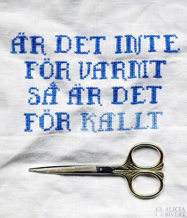 "Är det inte för varmt så är det för kallt", embroidery on upcycled fabric by Alicia Sivertsson for refo, 2016. broderi korsstygn cross stitch blommor duk broderad duk remake redesign återbruk skapa skapande kreativitet diy do it yourself gör det själv bonad är det inte det ena så är det det andra