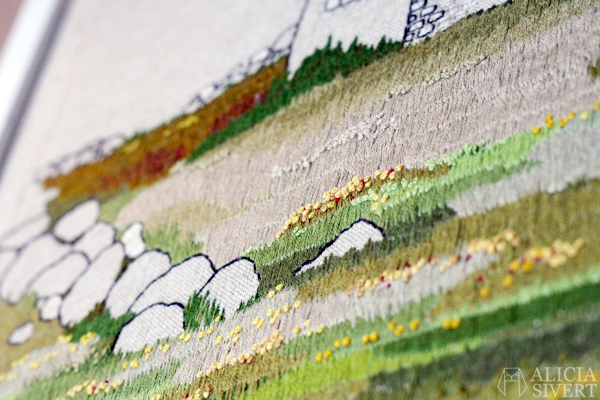 "Lambgiftet" embroidery by Alicia Sivertsson, 2015-2016. broderi, needlework, hoop art, textile art, textilkonst, konst, textil, tyg, sy, gotland, lambgift, stenvast, stenmur, hur, byggnad, building, halmtak, skapa, skapande, kreativitet, creativity, create, lambigften, sömnad, gotland, gotländskt, faludden