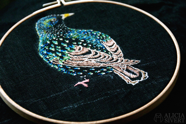 aliciasivert alicia sivertsson sivert broderi fritt frihandsbroderi konstsöm konstsömnad sömnad sy skapa skapande kreativitet creativity create make maker free hand embroidery needlework hoop art textile art fabric fiber art fågel bird stare starling turkos turkost blått praktdräkt svart linne black linen