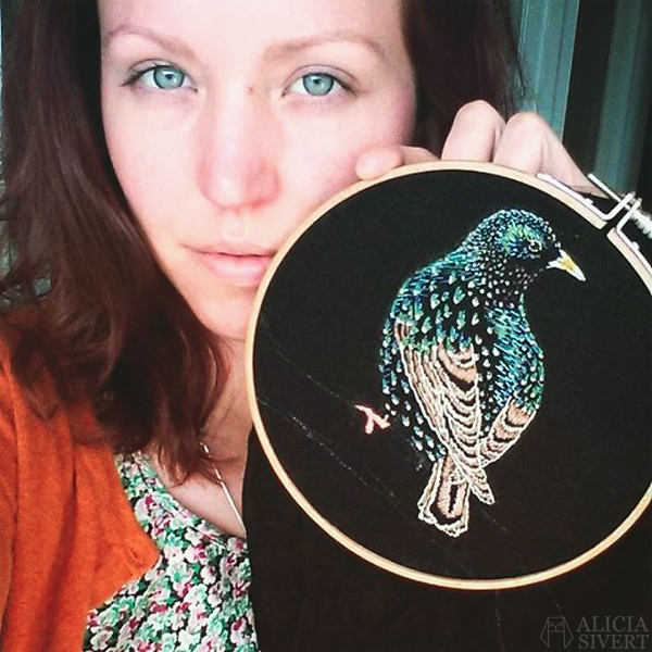 aliciasivert alicia sivertsson sivert broderi fritt frihandsbroderi konstsöm konstsömnad sömnad sy skapa skapande kreativitet creativity create make maker free hand embroidery needlework hoop art textile art fabric fiber art fågel bird stare starling turkos turkost blått praktdräkt svart linne black linen selfie