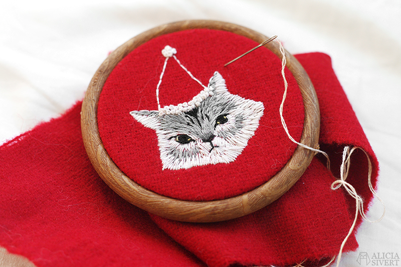 aliciasivert alicia sivertsson sivert broderi embroidery fritt frihandsbroderi katt i tomteluva jul julkatt christmas cat