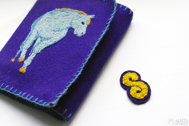 broderad brosch av en lussekatt