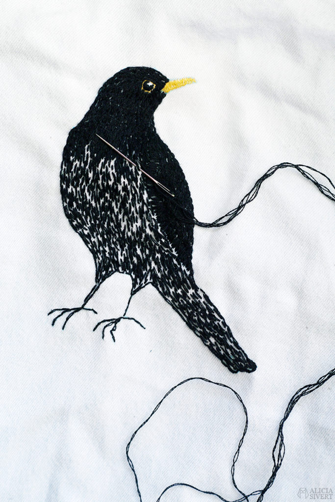 konst alicia sivert alicia sivertsson aliciasivert broderi konstsömnad art artist embroidery blackbird koltrast fågel bird schattérsöm