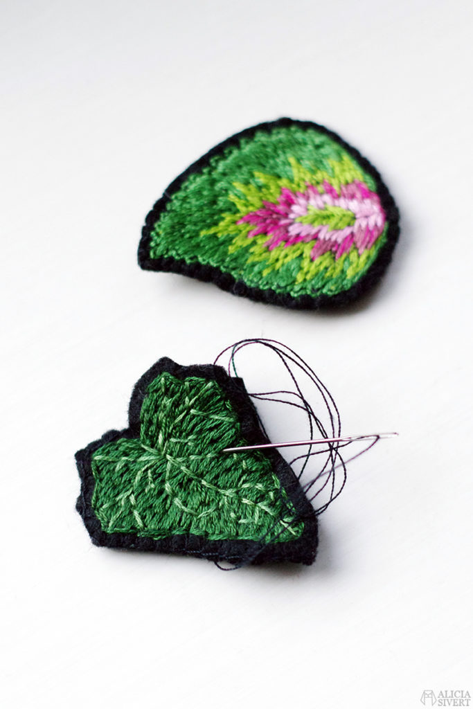 aliciasivert alicia sivertsson sivert bild och form formgivning skapa skapande kreativitet fritt broderi embroidery needlework hoop art free hand embroidery leaves leaf ivy murgröna blad löv palettblad broderat brosch brooch handgjort hand made hantverk konst textilkonst accessoar smycke