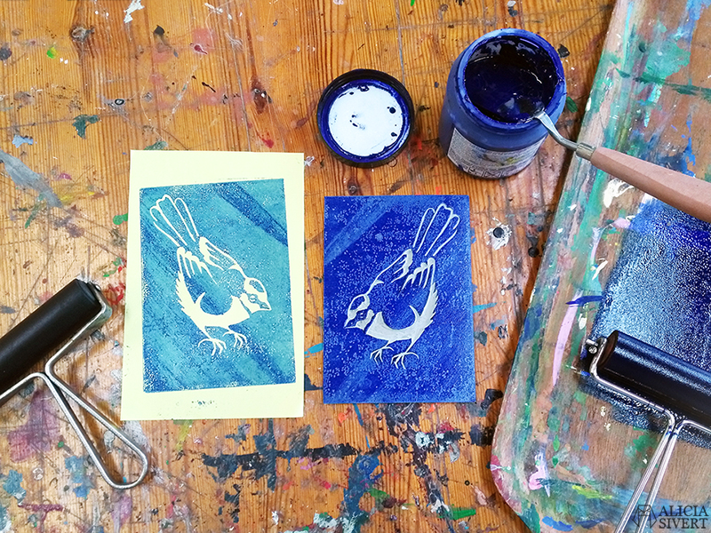 aliciasivert alicia sivertsson sivert linoleumtryck linoleumsnitt blåmes blue bird tit linoleum cut print printing trycka bild och form formgivning tryck fågel fåglar skapa skapande kreativitet färg vals roller