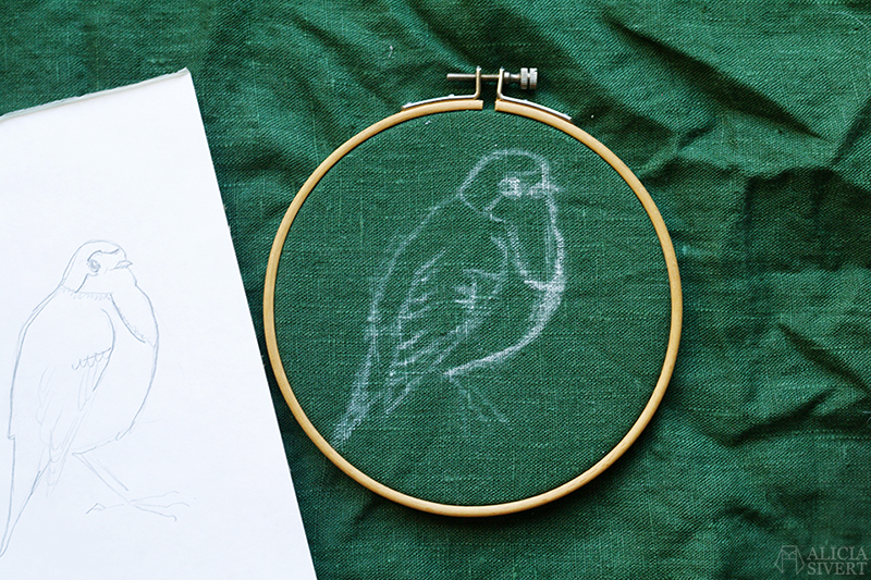 aliciasivert alicia sivert sivertsson broderi embroidery needlework hoop frihandsbroderi fritt free hand textilkonst textil konst textile art schattérsöm söm stygn franska knutar french knots long and short stitches silk shading fågel bird rödhake robin redbreast fåglar birds embroidered broderad kvist gren branch skapa skapande kreativitet create creativity diy do it yourself gör det själv tavla kilram monthly makers tyg linne bomull moulinégarn mouliné garn yarn floss thread tråd