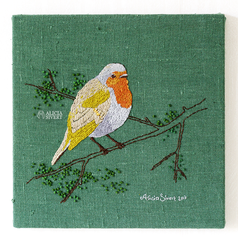 aliciasivert alicia sivert sivertsson broderi embroidery needlework hoop frihandsbroderi fritt free hand textilkonst textil konst textile art schattérsöm söm stygn franska knutar french knots long and short stitches silk shading fågel bird rödhake robin redbreast fåglar birds embroidered broderad kvist gren branch skapa skapande kreativitet create creativity diy do it yourself gör det själv tavla kilram monthly makers tyg linne bomull moulinégarn mouliné garn yarn floss thread tråd