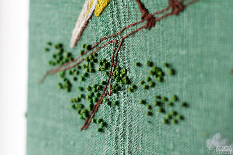 aliciasivert alicia sivert sivertsson broderi embroidery needlework hoop frihandsbroderi fritt free hand textilkonst textil konst textile art schattérsöm söm stygn franska knutar french knots long and short stitches silk shading fågel bird rödhake robin redbreast fåglar birds embroidered broderad kvist gren branch skapa skapande kreativitet create creativity diy do it yourself gör det själv tavla kilram monthly makers tyg linne bomull moulinégarn mouliné garn yarn floss thread tråd