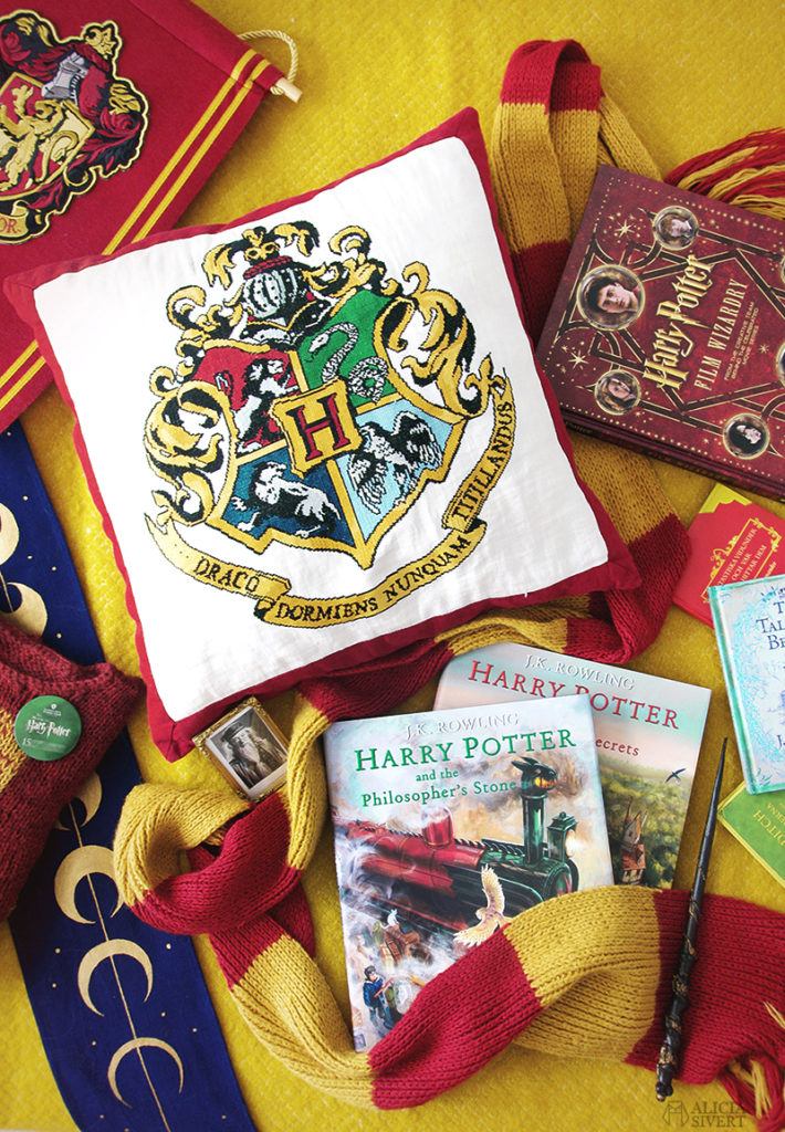 aliciasivert alicia sivert sivertsson harry potter fan art fanart hogwarts gryffindor kudde pillow cushion hand embroidery cross stitch korsstygn broderi korsstygnsbroderi broderad kudde logga crest sköld vapen vapensköld gryffindorhalsduk scarf trollstav wand böcker books diy skapa skapande gör det själv do it yourself knitted knitting sticka stickning