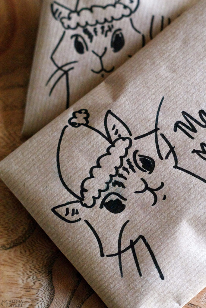 aliciasivert alicia sivert sivertsson skapa skapande kreativitet hantverk handgjort rita teckna teckning illustration katt paket katten vifslan tomteluva mössa jul