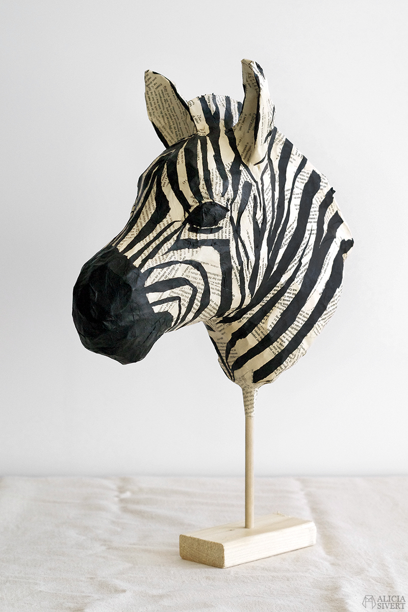 skulptur av zebrahuvud i hönsnät och papier-maché
