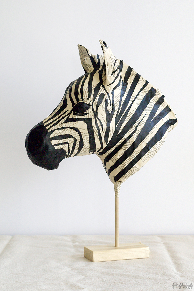 Zebraskulptur av Alicia Sivertsson www.aliciasivert.se. Hönsnät och papier-maché med boksidor och silkespapper. ----- www.aliciasivert.se aliciasivert.se alicia sivert aliciasivert alicia sivertsson skapa skapande skulptur kreativitet skulptera papier-maché hönsnät boksidor böcker återbruk remake zebra zebrahuvud bli kreativ börja skapa blogg