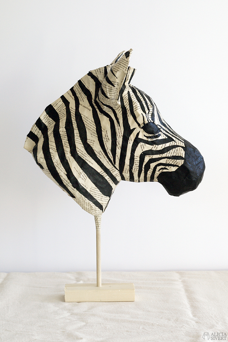 bloggens best nine 2018 Zebraskulptur av Alicia Sivertsson www.aliciasivert.se. Hönsnät och papier-maché med boksidor och silkespapper. ----- www.aliciasivert.se aliciasivert.se alicia sivert aliciasivert alicia sivertsson skapa skapande skulptur kreativitet skulptera papier-maché hönsnät boksidor böcker återbruk remake zebra zebrahuvud bli kreativ börja skapa blogg