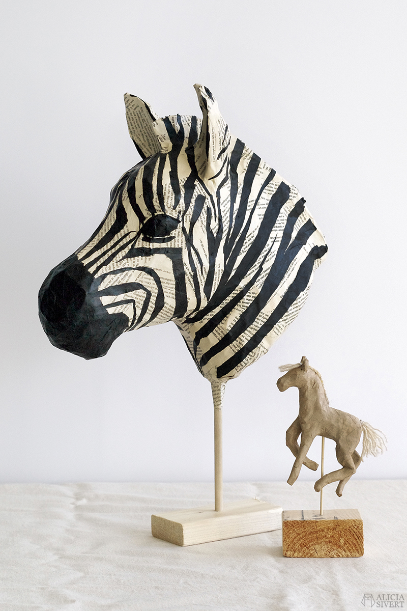 Zebraskulptur av Alicia Sivertsson www.aliciasivert.se. Hönsnät och papier-maché med boksidor och silkespapper. ----- www.aliciasivert.se aliciasivert.se alicia sivert aliciasivert alicia sivertsson skapa skapande skulptur kreativitet skulptera papier-maché hönsnät boksidor böcker återbruk remake zebra zebrahuvud bli kreativ börja skapa blogg