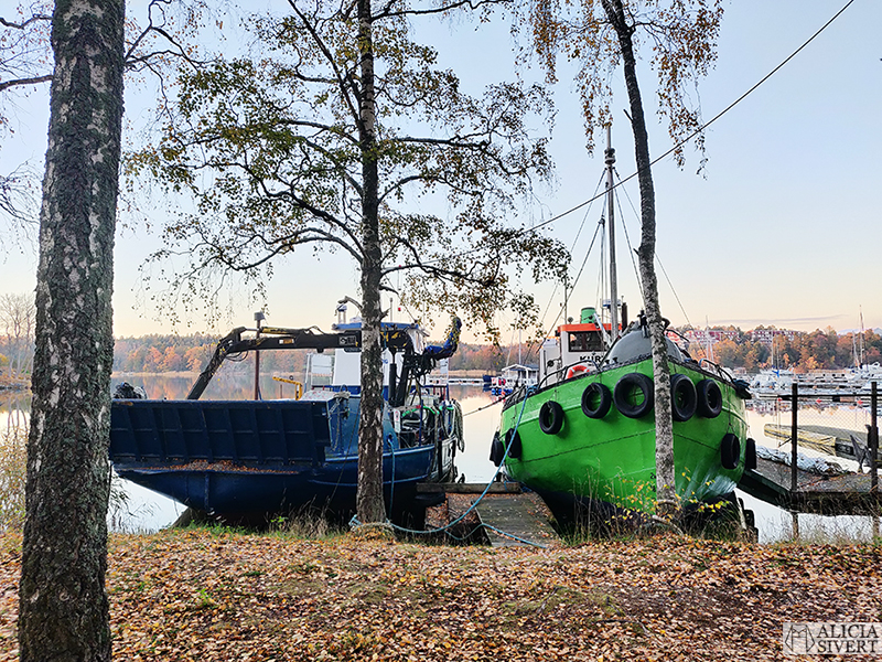 M/S Idöborg och Kurt. Promenad i Gustavsbergs hamn, vid skymningen en gyllene höstafton i oktober. Foto av Alicia Sivertsson - aliciasivert.se