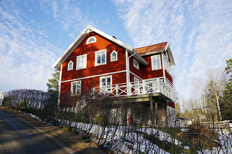 Ösbyrundan, Gustavsberg - www.aliciasivert.se // vårvinter promenad vandring runt Ösby träsk rött hus med vita knutar