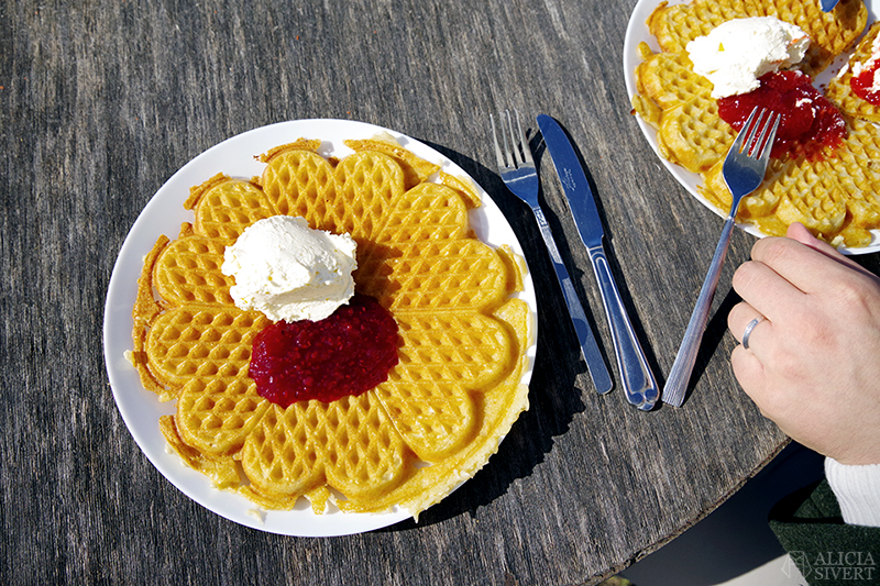 Rönninge by i Täby, foto av Alicia Sivertsson - www.aliciasivert.se // fik fika café våfflor