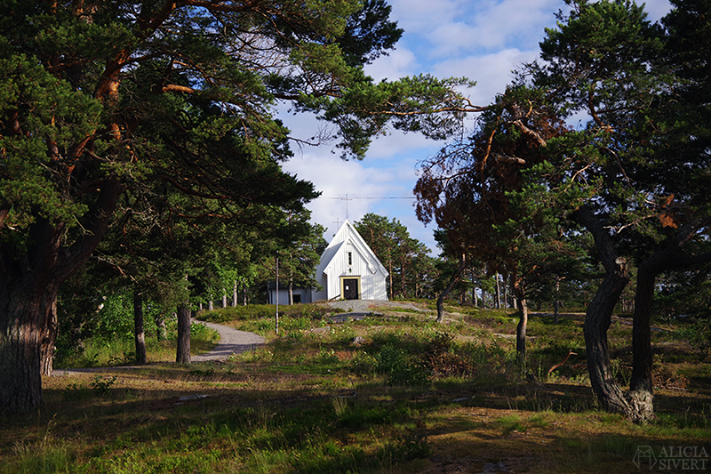 Sandhamns kapell, en sommardag på Sandön - www.aliciasivert.se